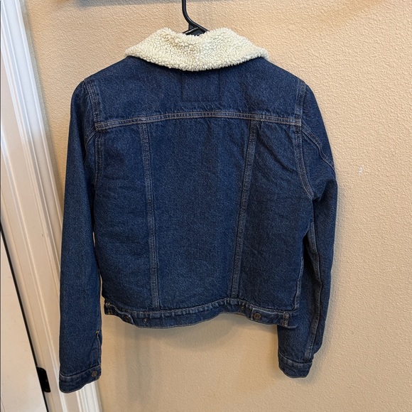 Women’s Levi's Dark Blue Denim Jacket with Cream Sherpa Lining - Picture 7 of 16